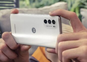 Moto g82 5G มาพร้อมจอ 10-bit กล้องหลัก 50MP กันสั่นด้วย OIS ราคาราว 11,990 บาท