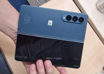 ภาพหลุด Samsung Galaxy Z Fold4 เครื่องจริง เผยดีไซน์ยังดูคล้าย Galaxy Z Fold3