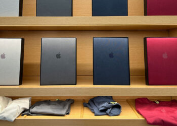 Apple Store ในเมืองคูเปอร์ติโน แคลิฟอร์เนีย วางจำหน่ายเสื้อยืดที่มีโลโก้ Apple ราคาราว 1,390 บาท