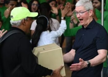 Tim Cook สุดเซอร์ไพรส์ เมื่อสาวกหิ้ว Macintosh SE มาร่วมงานเปิดตัว Apple BKC