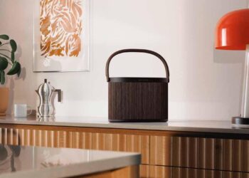 BANG & OLUFSEN เปิดตัว BEOSOUND A5 ผลงานการออกแบบร่วมกับ GAMFRATESI มีให้เลือก 2 สี ได้แก่ Nordic Weave ราคา 47,900 บาท และ Dark Oak ราคา 52,900 บาท