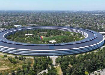 ชมภาพมุมสูงของ Apple Park จากโดรน แสดงพื้นที่รับชมคีย์โน้ต และสาธิต Reality Pro