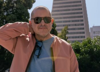 Jony Ive อดีตหัวหน้าฝ่ายออกแบบของ Apple จับมือกับซีอีโอของ OpenAI สร้างอุปกรณ์ AI ส่วนบุคคล