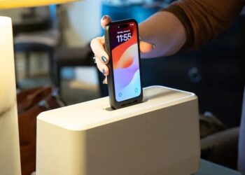 เครื่องชาร์จแบตมือถือ Swippitt ดีไซน์เหมือนเครื่องปิ้งขนมปัง ใช้เวลาเพียง 2 วินาที