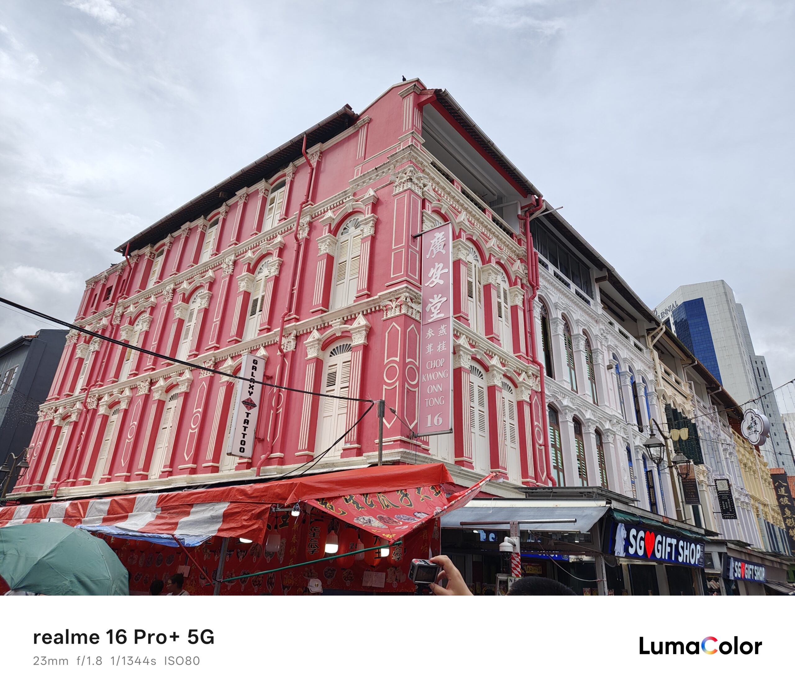 รีวิว realme 16 Pro Series 5G มาพร้อมกล้อง 200MP Portrait Master ดีไซน์ระดับมาสเตอร์พีซ และ realme 16 5G ดีไซน์ Aurora Wings มีกระจกเซลฟี่ในตัว