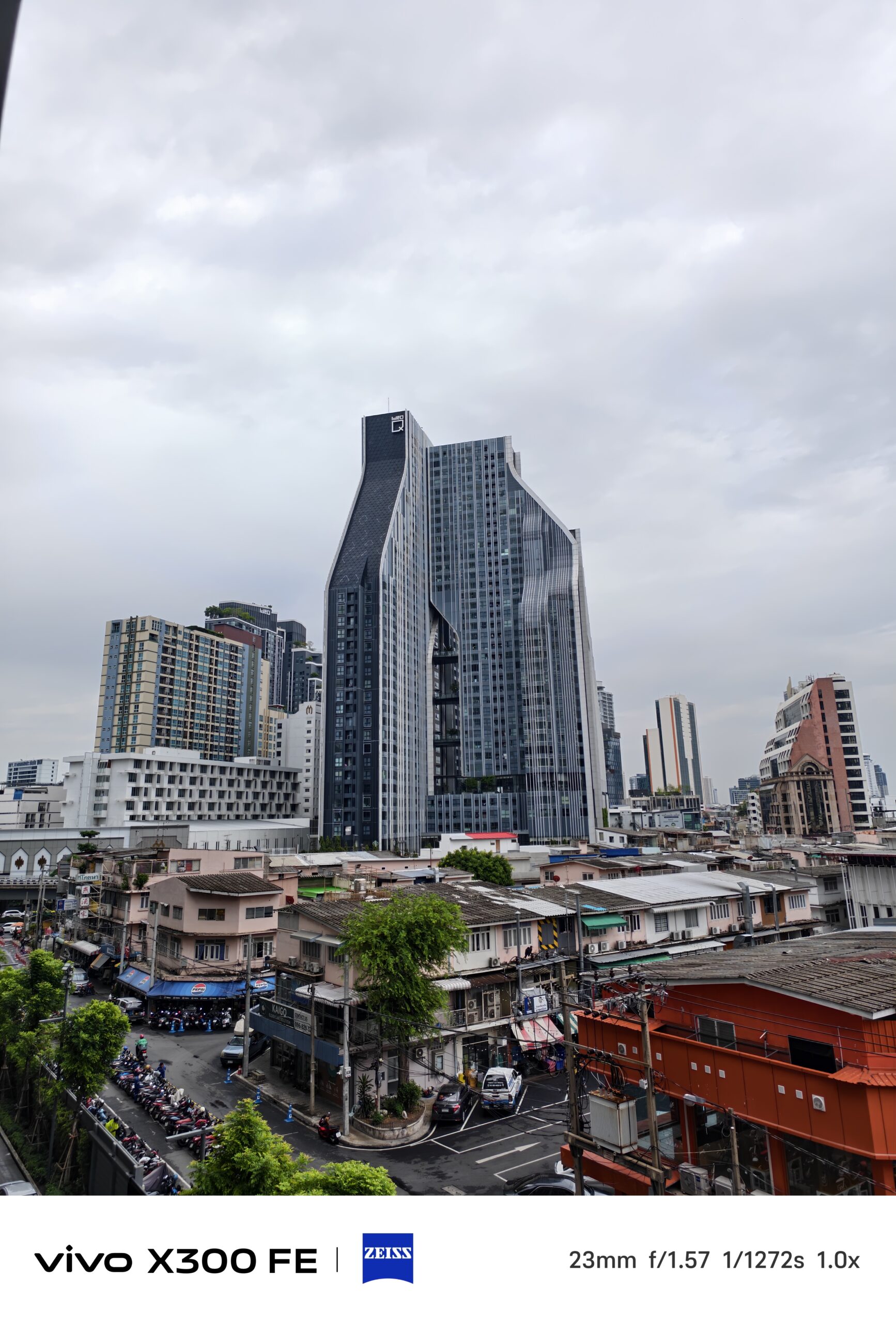 รีวิว vivo X300 FE น้องเล็กสายคอนเสิร์ต เทคเดียวก็เอาอยู่ กล้อง 50MP ZEISS Super Telephoto พร้อม vivo ZEISS ชุดเลนส์เสริม Gen 2 ระยะซูม 200mm