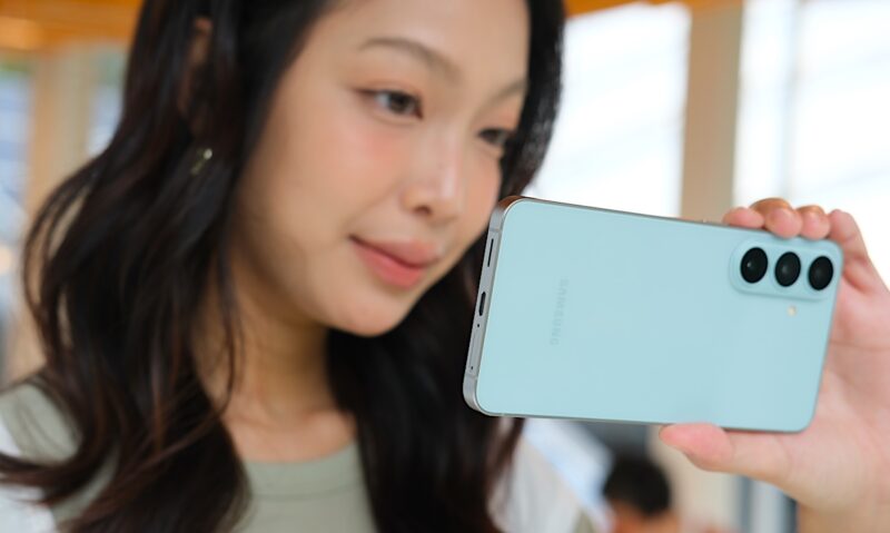รีวิว Samsung Galaxy S26 FE จอแกร่ง มาพร้อม OneUI 9.0 รุ่นแรก รองรับการอัปเดตนาน 7 ปี ฟรีประกันกระจกหน้า-หลังแตกร้าวจากอุบัติเหตุ
