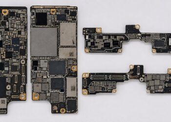ภาพหลุดเมนบอร์ดของ iPhone Ultra แสดงให้เห็นตำแหน่งชิป SoC และ DRAM วางข้างกัน
