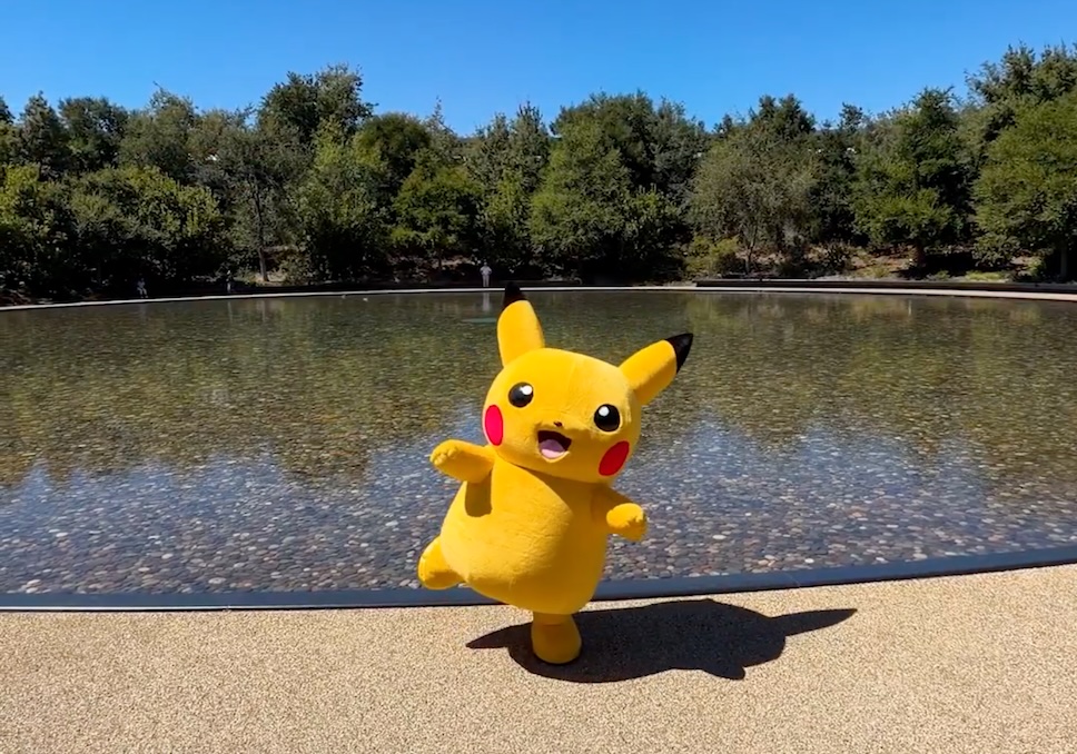 Tim Cook และ John Ternus ให้การต้อนรับ Pikachu ที่เดินทางมาเยือน Apple Park