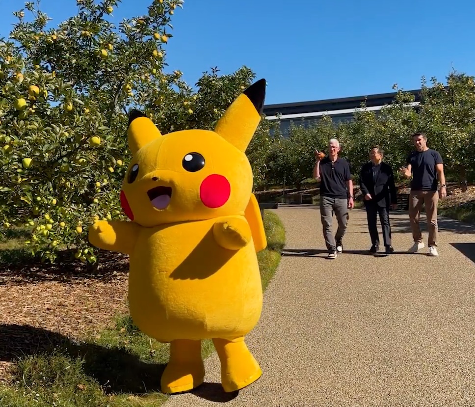 Tim Cook และ John Ternus ให้การต้อนรับ Pikachu ที่เดินทางมาเยือน Apple Park
