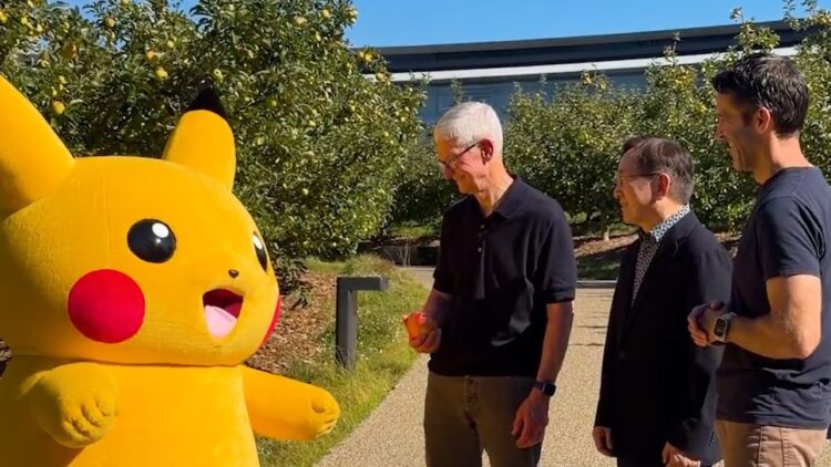 Tim Cook และ John Ternus ให้การต้อนรับ Pikachu ที่เดินทางมาเยือน Apple Park