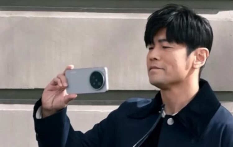 Jay Chou นักร้องและนักแสดงชาวไต้หวัน ถูกจับภาพได้ขณะถือ vivo X500 Pro หรือ Pro Max