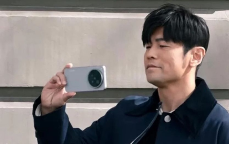 Jay Chou นักร้องและนักแสดงชาวไต้หวัน ถูกจับภาพได้ขณะถือ vivo X500 Pro หรือ Pro Max