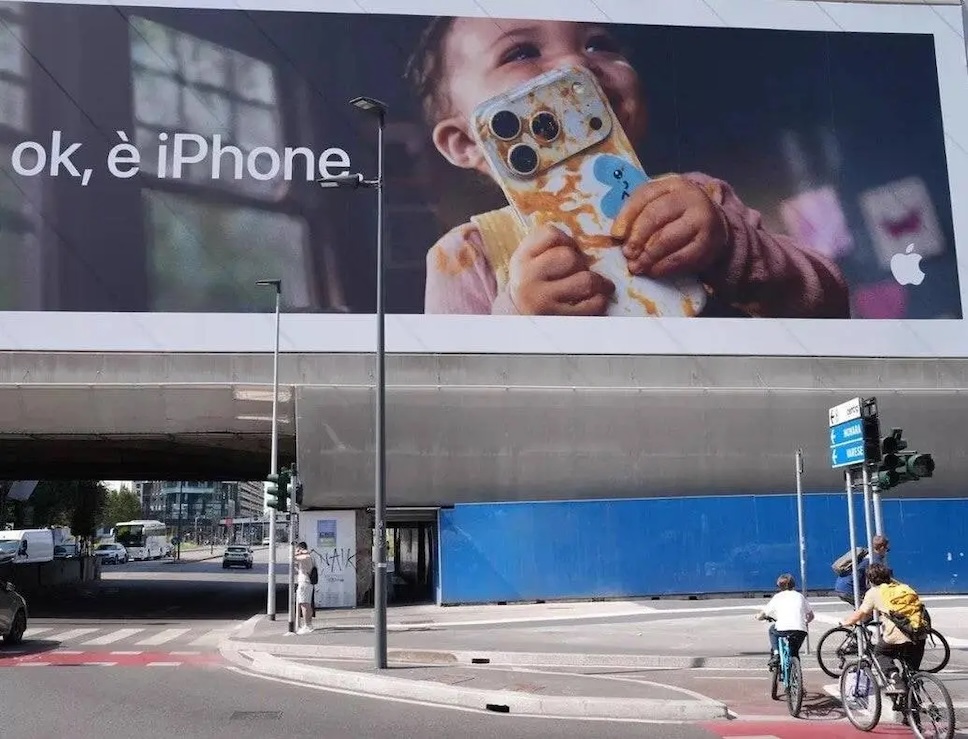 แคมเปญโฆษณา Relax, it's iPhone ของ Apple เจอดราม่า จนต้องเปลี่ยนป้ายใหม่