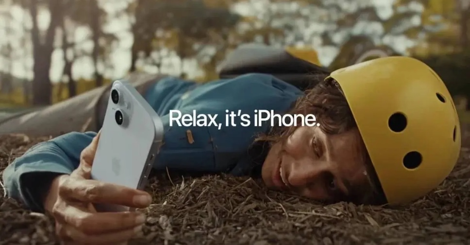 แคมเปญโฆษณา Relax, it's iPhone ของ Apple เจอดราม่า จนต้องเปลี่ยนป้ายใหม่