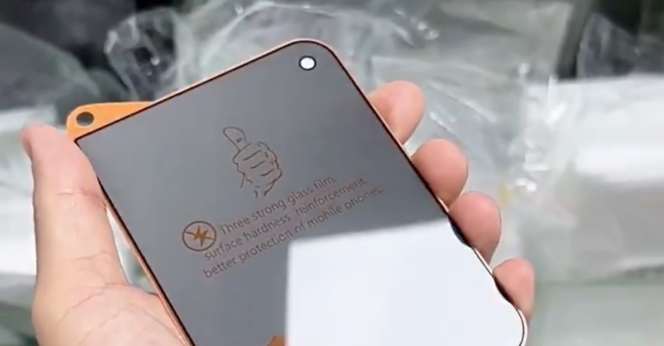 กล้องหน้าของ iPhone Ultra จะติดตั้งไว้ที่มุมบน อ้างอิงจากแผ่นกันรอยหน้าจอ