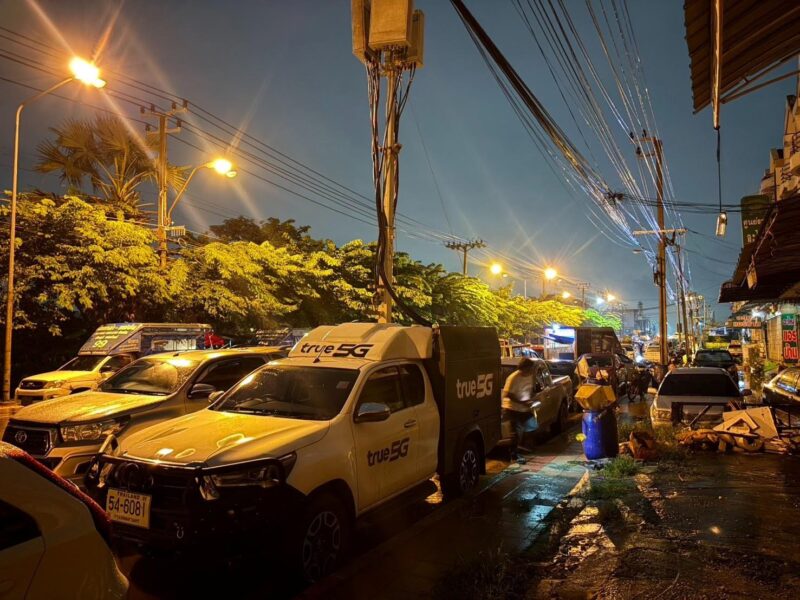ทรู คอร์ปอเรชั่น ร่วมกับ กสทช. ห่วงใยประชาชนพื้นที่น้ำท่วมเคหะร่มเกล้า ส่งรถสถานีฐานเคลื่อนที่ COW เสริมสัญญาณ รองรับการติดต่อสื่อสารและประสานความช่วยเหลือ