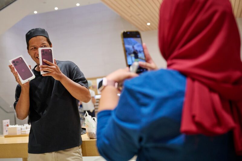 iPhone 18 Pro, Apple Watch Series 12, Apple Watch Ultra 4 และ AirPods 5 วางจำหน่ายแล้วในร้านทั่วโลก