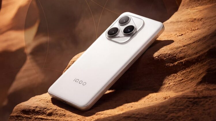 ภาพเรนเดอร์ iQOO 16 เผยให้เห็นดีไซน์กล้องหลังสามเหลี่ยมเหมือน UFO
