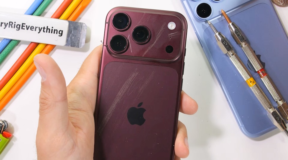 iPhone 18 Pro ถูกทดสอบความทนทาน ทั้งการขีดข่วน ลนไฟ และดัดให้งอด้วยมือเปล่า (ชมคลิป!!)