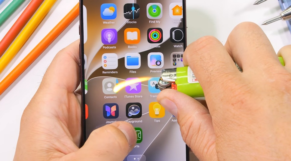 iPhone 18 Pro ถูกทดสอบความทนทาน ทั้งการขีดข่วน ลนไฟ และดัดให้งอด้วยมือเปล่า (ชมคลิป!!)