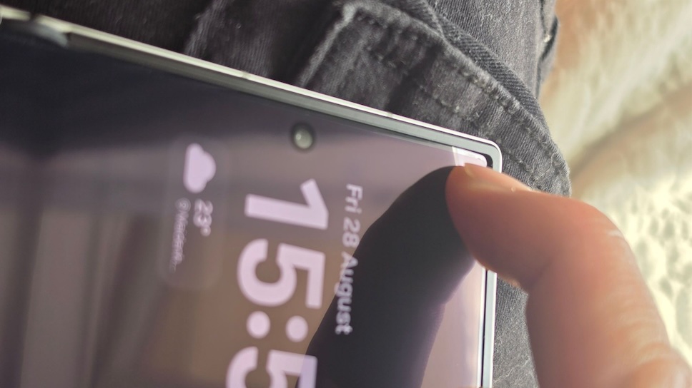 เจ้าของ Samsung Galaxy Z Fold8 พบว่ามุมจอหลักยุบงอลงไป เมื่อกดเบาๆ