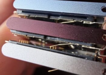 ภาพหลุดถาดใส่ซิมการ์ด iPhone 18 Pro ยืนยันมีให้เลือก 3 สี