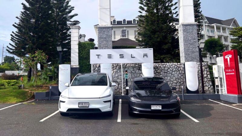 ครั้งแรกของโลก! Tesla เปิดให้ลูกค้าในประเทศไทยจอง Roadster พร้อมปรับอุปกรณ์ใน Model 3 และเพิ่มสมรรถนะ Model Y L ด้วย Acceleration Booster