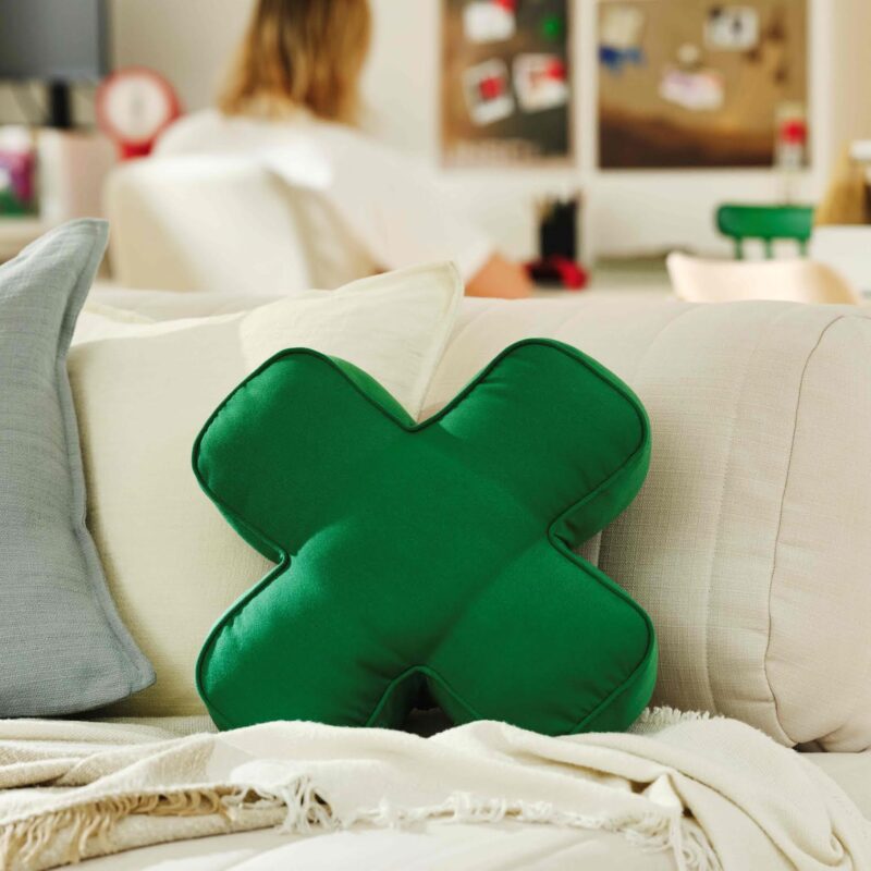 IKEA จับมือ XBOX เปิดตัว YXSTABY/อิกซ์ตาบี เฟอร์นิเจอร์สำหรับเล่นเกม ที่นั่งจอยเกม กล่องเก็บจอยเกม ที่วางจอมีล้อ และหมอนอิงรูปปุ่มเกม (D-Pad) สีเขียว