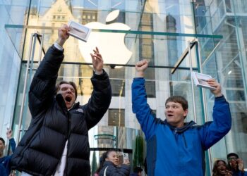 Apple จัดสรร iPhone Duo ล็อตแรกไปไว้ที่ร้านค้าปลีกประมาณ 80% ทำให้คนสั่งออนไลน์รอนานไปถึงต้นปีหน้า