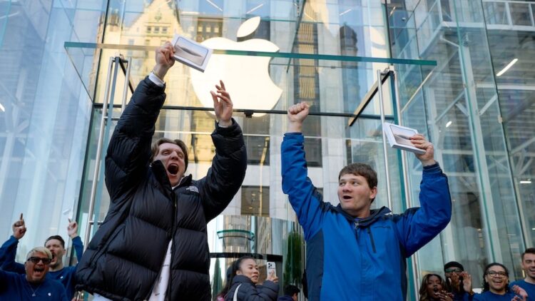 Apple จัดสรร iPhone Duo ล็อตแรกไปไว้ที่ร้านค้าปลีกประมาณ 80% ทำให้คนสั่งออนไลน์รอนานไปถึงต้นปีหน้า