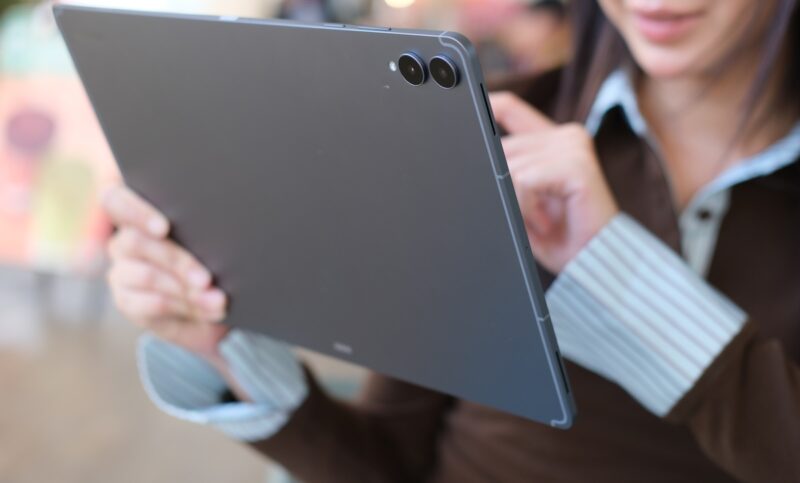 รีวิว Samsung Galaxy Tab S12 Ultra แท็บเล็ตจอยักษ์ 14.6 นิ้ว ดีไซน์บางเฉียบ เบาพกง่าย ทำงานได้ดุจ PC