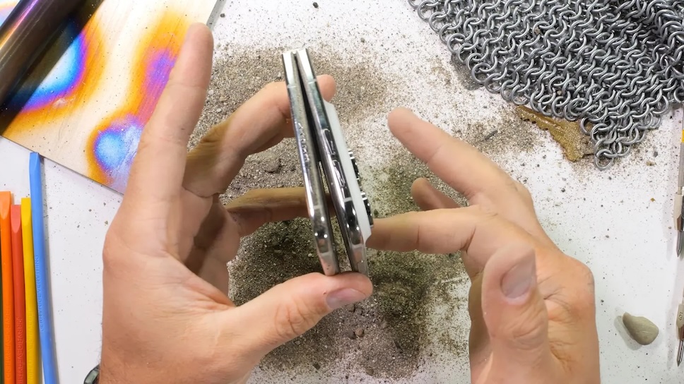 iPhone Duo ถูกทดสอบความทนทานจนพังยับเยิน รวมถึงลอกชั้นเคลือบ Nano-texture ก่อนชำแหละเครื่องให้ดู