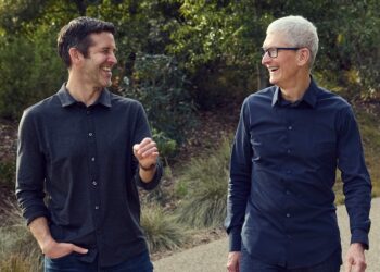 Tim Cook เผยช่วงเวลาเปลี่ยนผ่านของตำแหน่งซีอีโอ Apple และเหตุผลที่ให้ John Ternus เปิดตัว iPhone Duo