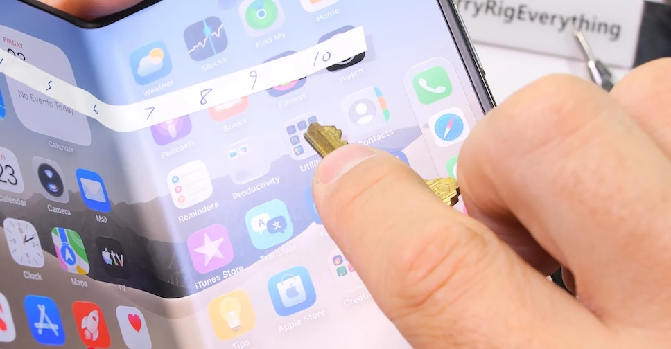 iPhone Duo ถูกทดสอบความทนทานจนพังยับเยิน รวมถึงลอกชั้นเคลือบ Nano-texture ก่อนชำแหละเครื่องให้ดู