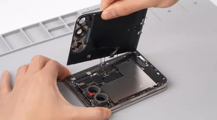iPhone Duo ถูกชำแหละแล้ว เผยให้เห็นแบตเตอรี่ และชิ้นส่วนภายในทั้งหมด (ชมคลิป!!)