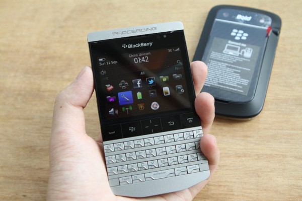 เปรียบเทียบชัดๆ BlackBerry รุ่นใหม่ ดีไซน์สุดล้ำ Bold 9980 กับ Bold 9900