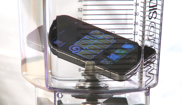 iPhone 4S โดนปั่นแล้วโดยรายการ Will It Blend เจ้าเก่า