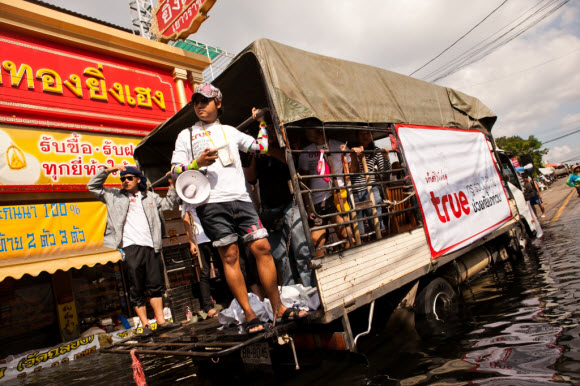 กลุ่มทรูร่วมบริจาคเงินและสิ่งของเพื่อช่วยเหลือผู้ประสบอุทกภัยผ่านมูลนิธิและรัฐ