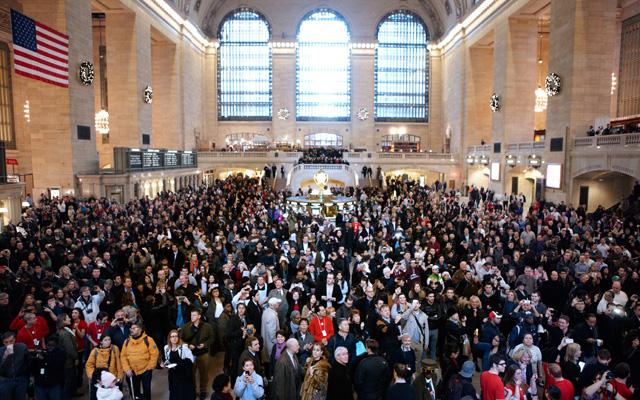 บรรยากาศเปิดตัวอย่างเป็นทางการกับ Apple Store สาขา Grand Central Terminal ที่ใหญ่ที่สุด