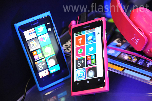 Nokia โชว์โฉม Nokia Lumia 800 สมาร์ทโฟนบนระบบปฎิบัติการ Windows Phone ครั้งแรกในเมืองไทยในงาน Mobile Expo 2012