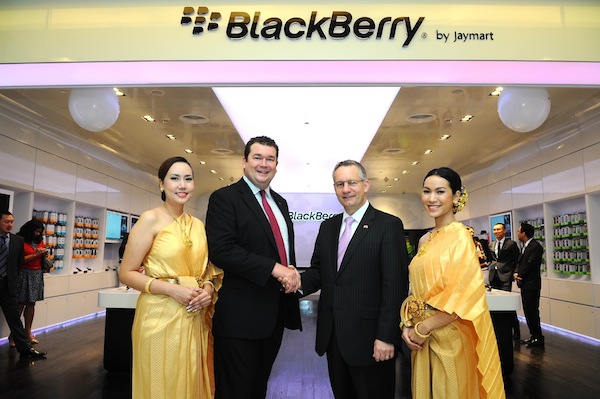 รัฐมนตรีกระทรวงการค้าระหว่างประเทศ ของแคนาดา ให้เกียรติร่วมเฉลิมเฉลองให้กับลูกค้า BlackBerry ประเทศไทยคนที่ 1 ล้าน