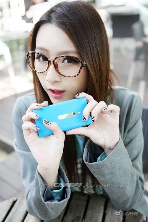 มาช่วยกันบอกน้องเค้าหน่อย Nokia Lumia 800 สีไหนที่สวยกว่ากัน :)