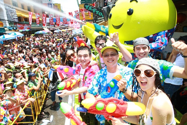 AIS  เนรมิต อุ่นใจ Water land เปิดตัวยิ่งใหญ่ ชุ่มฉ่ำกลาง ถ.ข้าวสาร