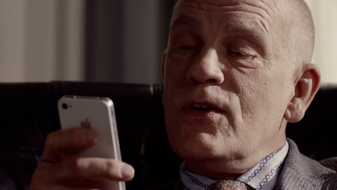 Apple ส่งโฆษณา iPhone 4S ใหม่ด้วยดาราดัง John Malkovich ในการพูดคุยกับ Siri