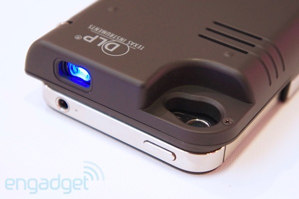 สุดยอดเคส iPhone 4S เป็นทั้งที่ชาร์ตแบตเตอรี่และใช้เป็นโปรเจ็คเตอร์ได้อีกด้วย
