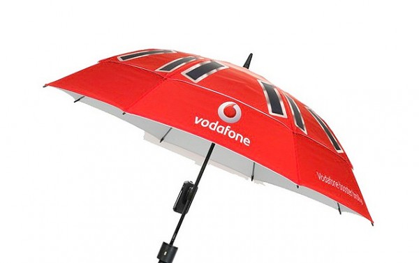 ร่มอเนกประสงค์จาก Vodafone สามารถชาร์ตแบตเตอรี่,เป็นไฟฉายและช่วยให้สัญญาณโทรศัพท์ให้ดีขึ้น