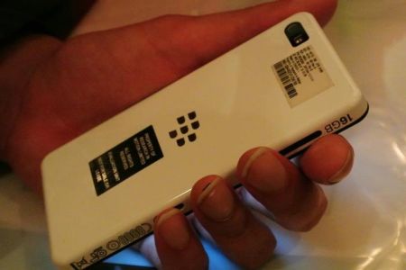 เผยโฉม BlackBerry 10 alpha สีขาวในงาน BlackBerry 10 Jam World Tour ประเทศสิงคโปร์