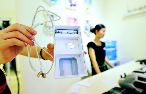 สะเทือนใจ แม่ชาวจีนใช้ลูกชายวัย 4 ขวบเป็นเครื่องมือขโมย iPhone 4S จากพนักงานในห้าง