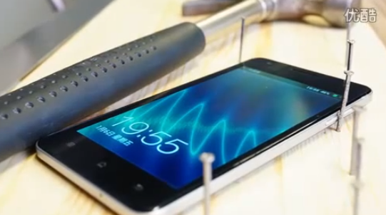 จะเกิดอะไรขึ้นเมื่อนำมือถือที่บางที่สุดในโลก OPPO Finder มาตอกตะปูแทนค้อน (ชมคลิป)